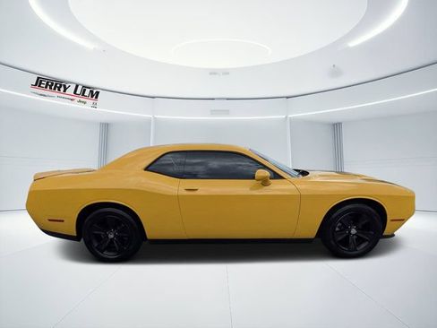 Used 2018 Dodge Challenger SXT RWD image 2