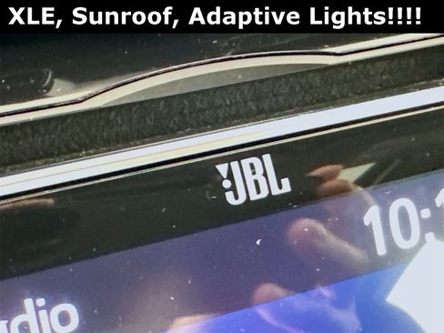 Used 2018 Toyota Camry XLE image 19