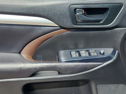 Used 2019 Toyota Highlander Plus AWD/4WD image 8