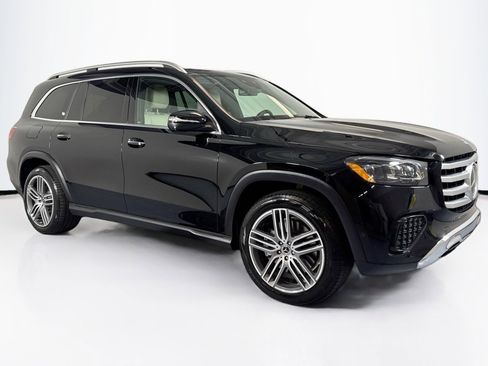 Used 2025 Mercedes-Benz GLS 450 4MATIC image 3