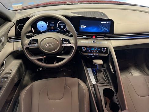 Used 2024 Hyundai Elantra SEL image 18