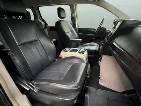 Used 2016 Chrysler Town & Country Touring FWD image 20