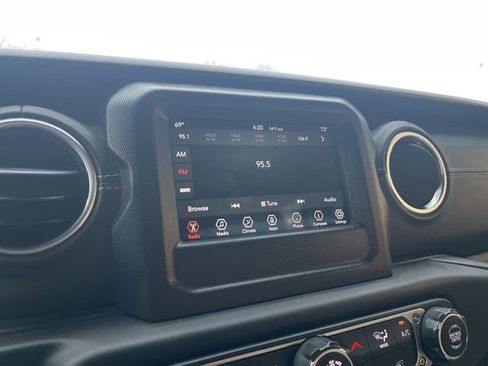 Used 2018 Jeep Wrangler Unlimited Sahara image 21