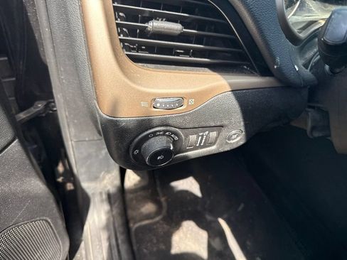Used 2014 Jeep Cherokee Limited w/ Luxury Group AWD/4WD image 14