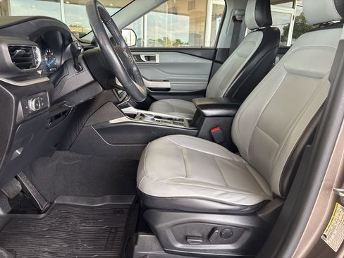 Used 2021 Ford Explorer XLT w/ Equipment Group 202A RWD image 13