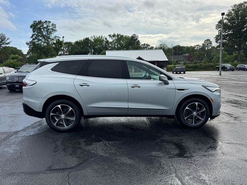 Used 2022 Buick Enclave Essence w/ Experience Buick Package FWD image 5