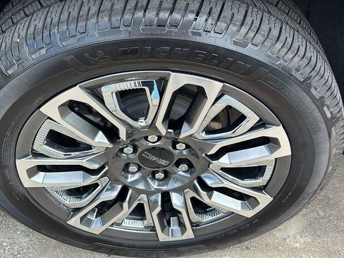 Certified 2023 GMC Yukon XL Denali Ultimate w/ LPO, Floor Liner Package AWD/4WD image 11