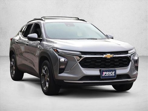 Used 2024 Chevrolet Trax LT w/ Driver Confidence Package FWD image 3