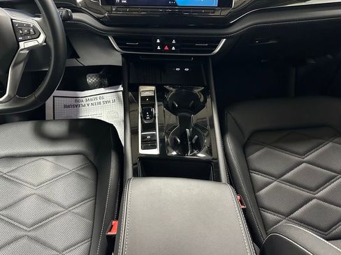 Used 2025 Volkswagen Atlas SE image 38