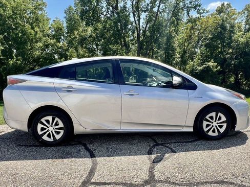 Used 2017 Toyota Prius Three w/ Carpet Mat Package FWD image 5