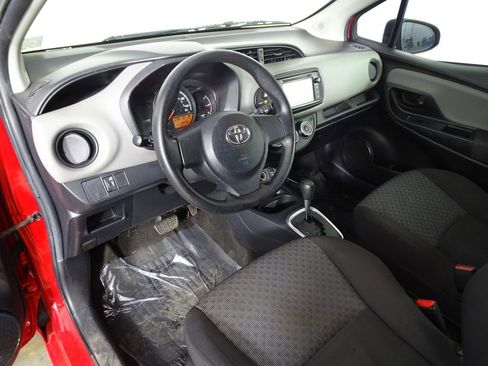 Used 2015 Toyota Yaris L image 17
