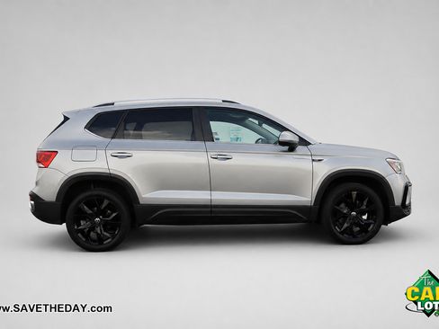 Used 2022 Volkswagen Taos SE w/ Panoramic Sunroof Package FWD image 9