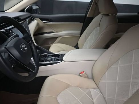 Used 2018 Toyota Camry XLE FWD image 17