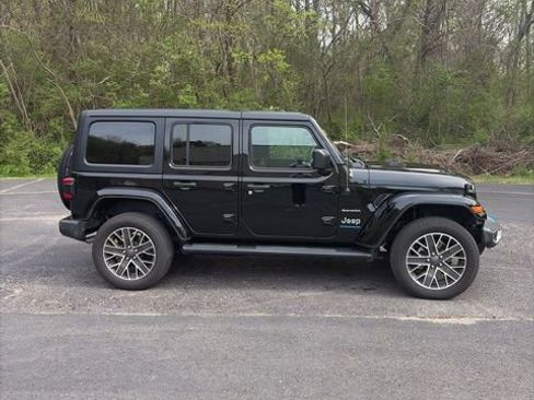 Used 2023 Jeep Wrangler Unlimited Sahara w/ Cold Weather Group image 5