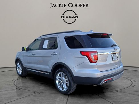 Used 2017 Ford Explorer XLT w/ Equipment Group 202A image 3