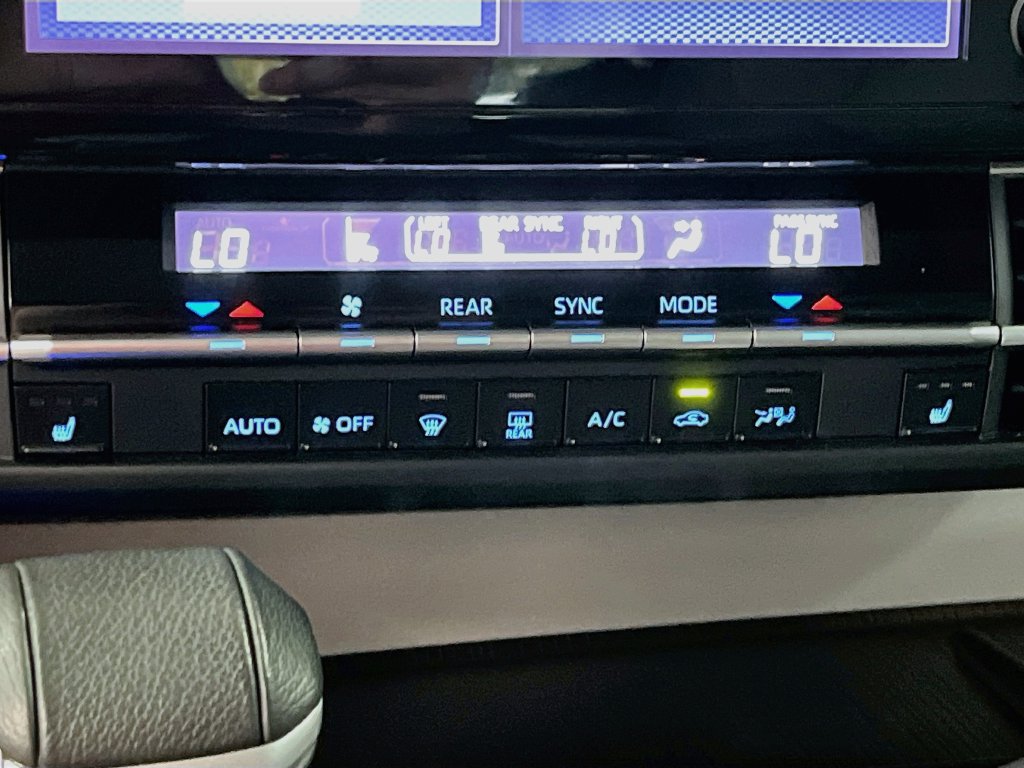 Used 2023 Toyota Sienna XLE AWD/4WD image 15