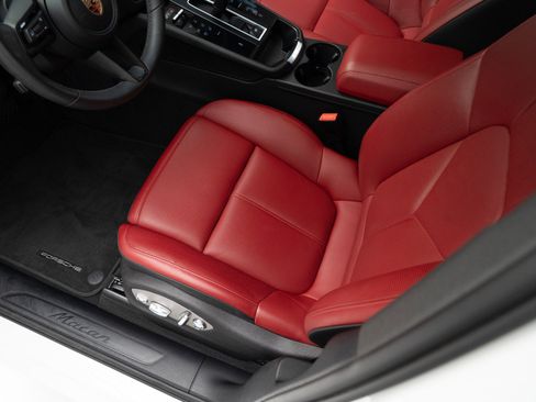 Certified 2026 Porsche Macan AWD/4WD image 17