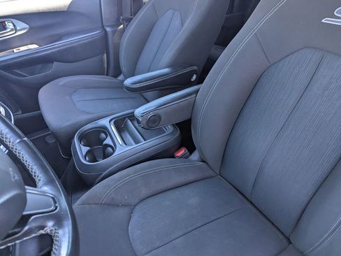 Used 2020 Chrysler Pacifica Touring w/ S Appearance Package FWD image 17