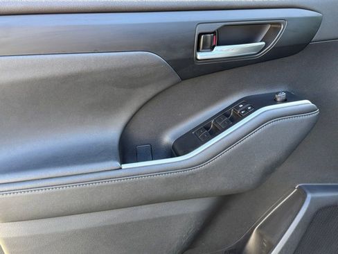 Certified 2023 Toyota Highlander XLE image 17