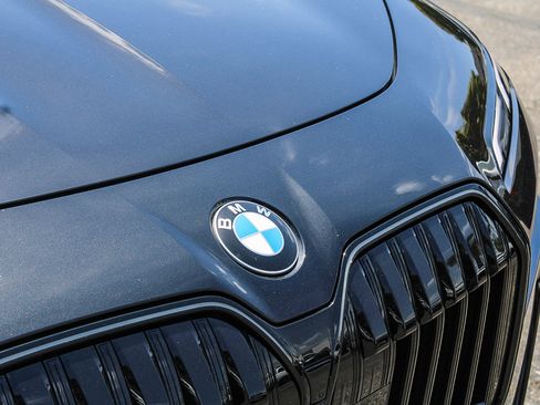 Certified 2025 BMW 740i w/ Premium Package RWD image 9