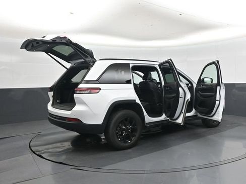 Used 2025 Jeep Grand Cherokee Altitude image 45