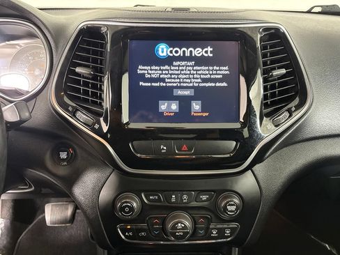 Used 2019 Jeep Cherokee Limited FWD image 17