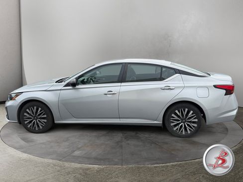 Used 2024 Nissan Altima 2.5 SV FWD image 4