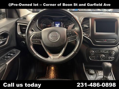 Used 2019 Jeep Cherokee Latitude Plus w/ Cold Weather Group AWD/4WD image 17