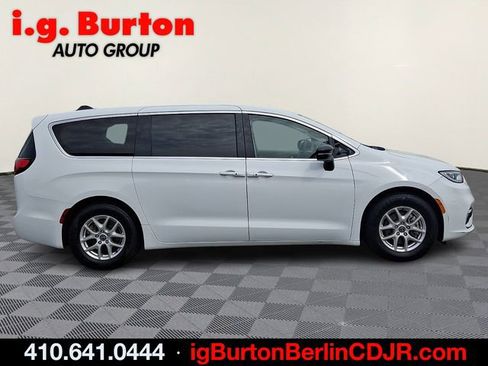 Used 2024 Chrysler Pacifica Touring-L FWD image 7