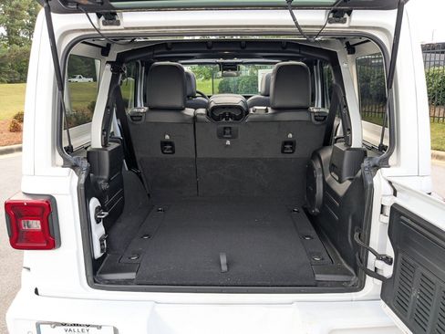 Used 2021 Jeep Wrangler Unlimited Sahara image 32