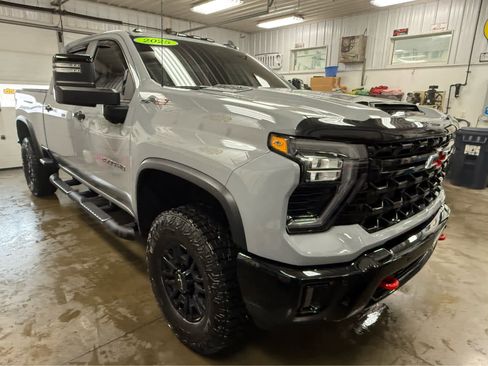 Used 2025 Chevrolet Silverado 2500 ZR2 w/ Technology Package image 3