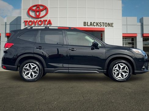 Used 2022 Subaru Forester Premium image 2