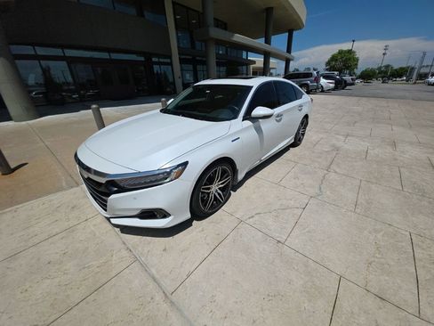 Used 2021 Honda Accord Touring image 2