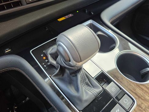 Used 2025 Toyota Sienna Platinum image 33