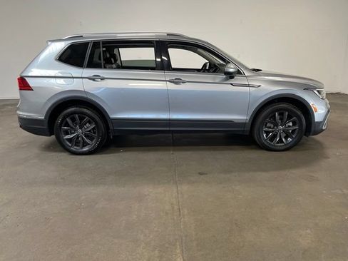 Used 2024 Volkswagen Tiguan SE FWD image 2