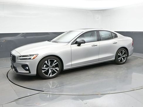 Used 2023 Volvo S60 B5 Core w/ Climate Package FWD image 4