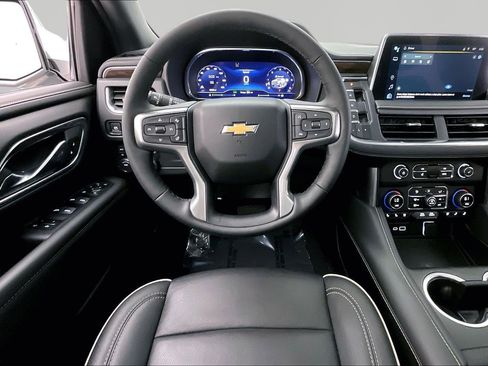 Used 2024 Chevrolet Suburban Premier w/ Premium Package 2 AWD/4WD image 8