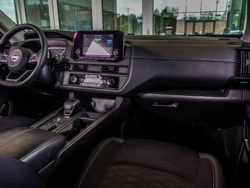 Used 2025 Nissan Pathfinder S FWD image 18