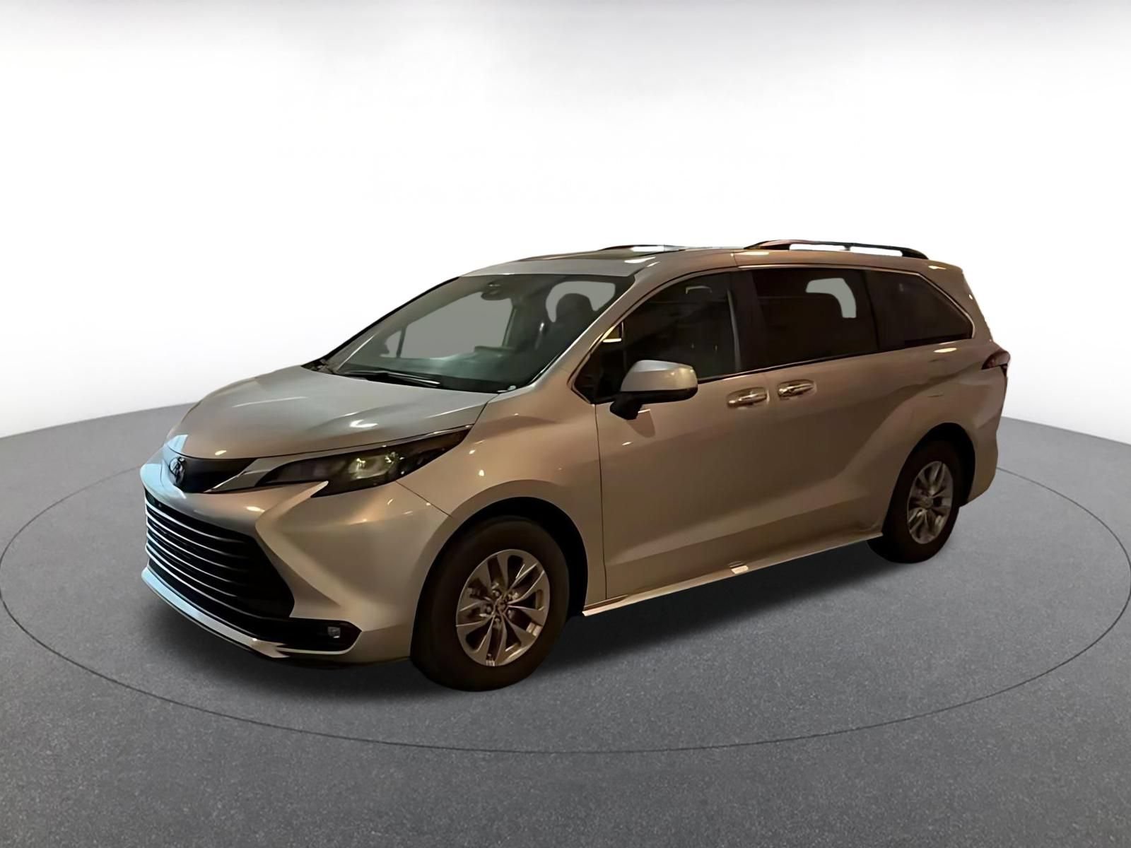Used 2025 Toyota Sienna XLE FWD image 7