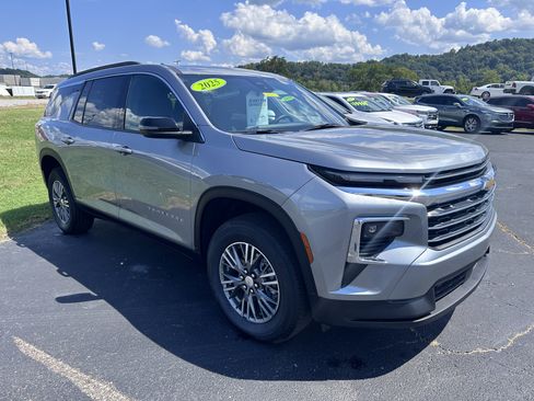 Used 2025 Chevrolet Traverse LT image 2