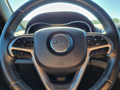 Used 2018 Jeep Grand Cherokee Altitude AWD/4WD image 8