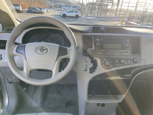 Used 2011 Toyota Sienna image 15