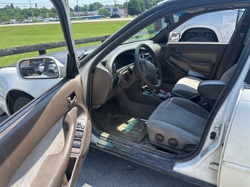 Used 1996 Toyota Camry LE FWD image 5