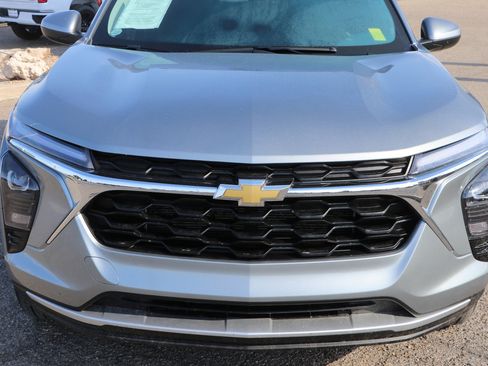 Used 2025 Chevrolet Trax LT w/ Driver Confidence Package FWD image 3