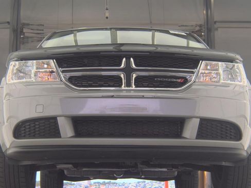 Used 2019 Dodge Journey SE FWD image 3