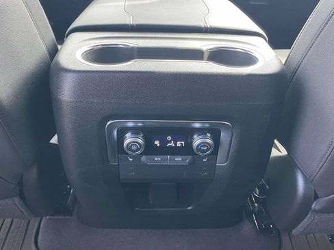 Used 2025 GMC Yukon XL Elevation AWD/4WD image 11
