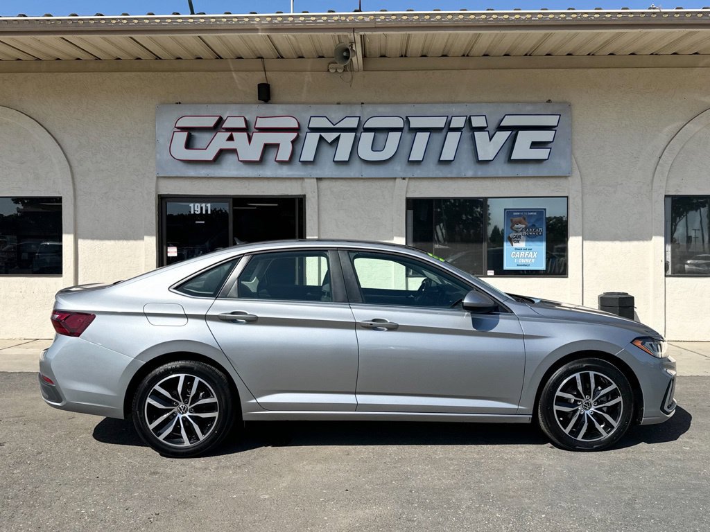 Used 2025 Volkswagen Jetta SE FWD image 3