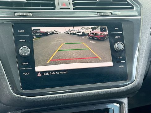 Used 2022 Volkswagen Tiguan SE w/ Panoramic Sunroof Package FWD image 13