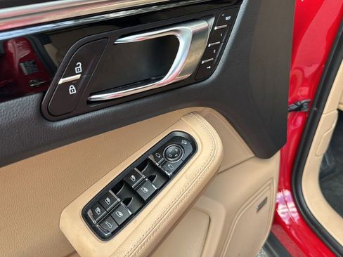 Certified 2023 Porsche Macan w/ Premium Package Plus image 8