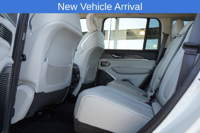 Used 2022 Jeep Grand Cherokee Overland w/ Luxury Tech Group IV AWD/4WD image 30